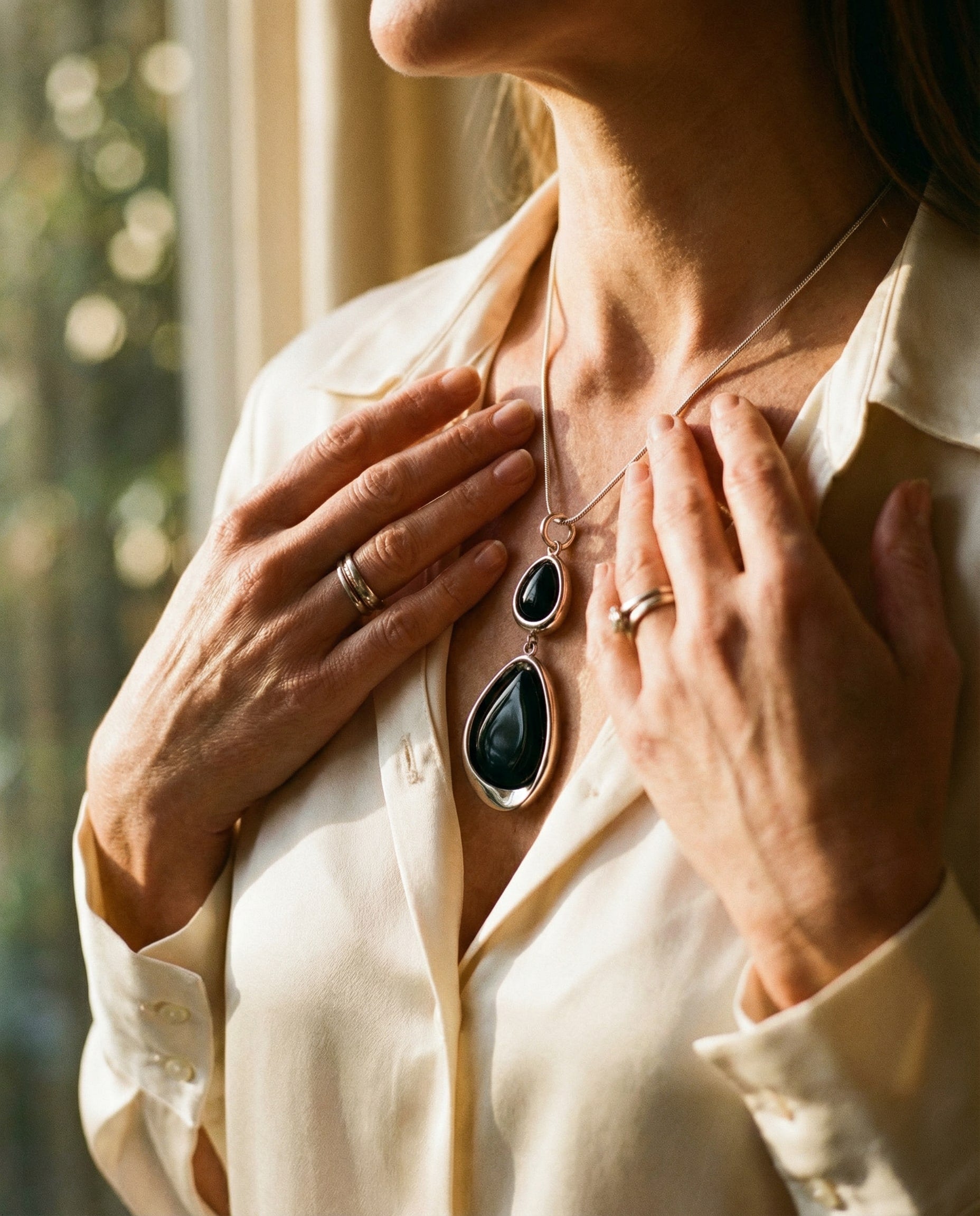 Elegant Vintage Black Stone Pendant Necklace