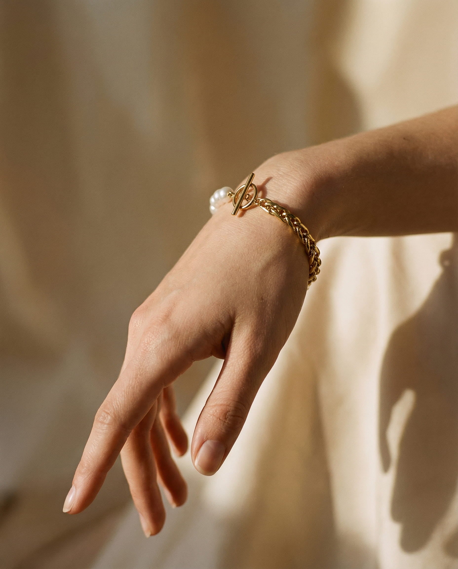Elegant Gold and Pearl Bracelet